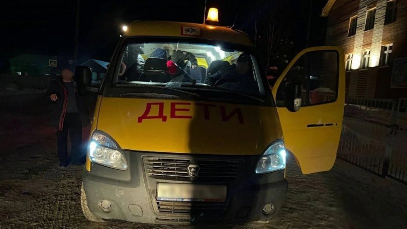 В Башкирии полицейские помогли водителю починить школьный автобус и довезти детей на соревнования В Башкирии полицейские помогли водителю починить школьный автобус и довезти детей на соревнования