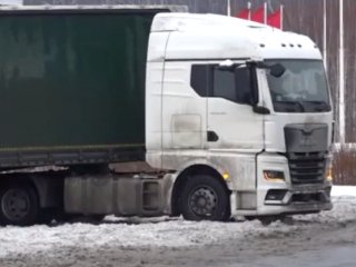 В Башкирии сотрудники ГИБДД помогли водителю застрявшей фуры 