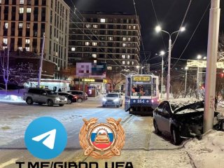 17-летняя пассажирка иномарки госпитализирована после ДТП со столбом в центре Уфы