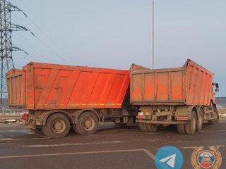 Два «КамАЗа» столкнулись в Уфе