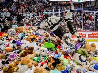 В АХЛ установили мировой рекорд по выброшенным на лед игрушкам на «Мишкопаде»