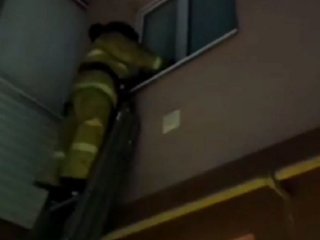 В Башкирии двухлетний ребенок закрылся в квартире, когда мать вышла встретить курьера