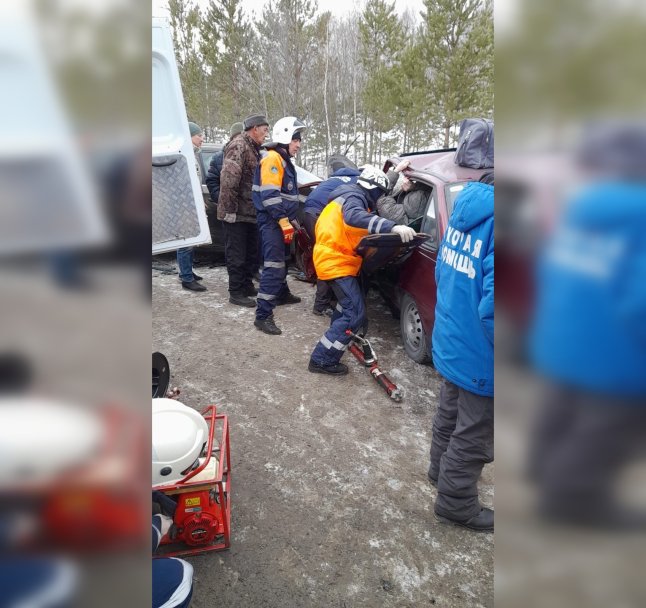 В Башкирии спасатели деблокировали двоих пострадавших в ДТП В Башкирии спасатели деблокировали двоих пострадавших в ДТП
