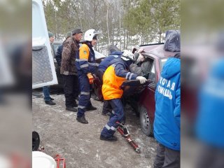 В Башкирии спасатели деблокировали двоих пострадавших в ДТП