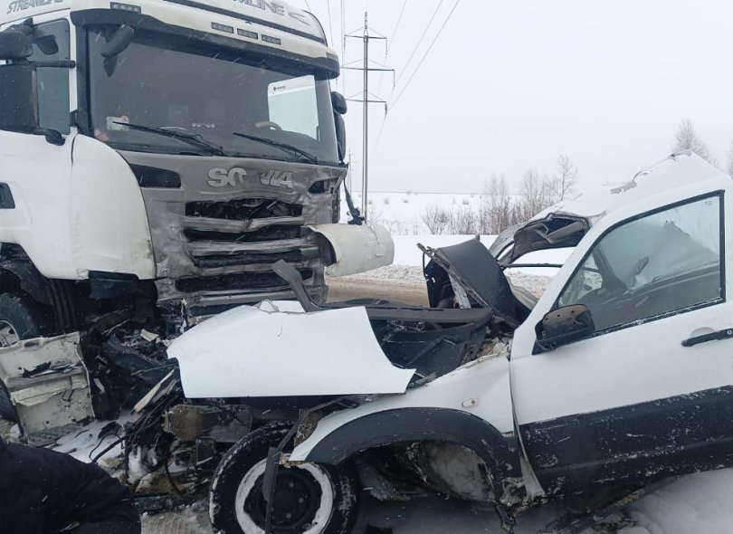 В Башкирии в массовой аварии с грузовиком погиб мужчина В Башкирии в массовой аварии с грузовиком погиб мужчина