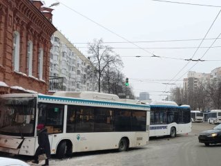 В Уфе автобус с пассажирами врезался в особняк Якушевых