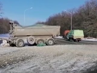 Грузовик вылетел в кювет на трассе М5 в Башкирии