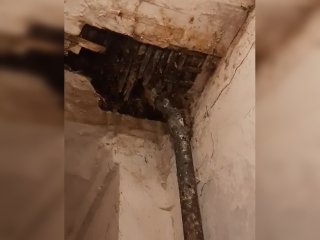 «Может рухнуть в любой момент»: уфимцы вынуждены жить в сгнившем и разрушенном бараке из-за застройщика-банкрота