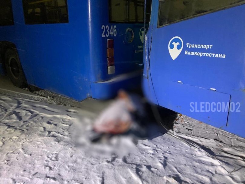 В Башкирии мужчину насмерть зажало между двумя троллейбусами В Башкирии мужчину насмерть зажало между двумя троллейбусами