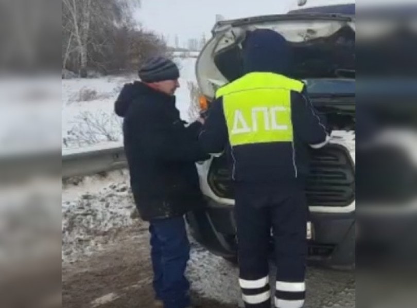 В Башкирии сотрудники Госавтоинспекции помогли с починкой пассажирского автобуса на трассе В Башкирии сотрудники Госавтоинспекции помогли с починкой пассажирского автобуса на трассе