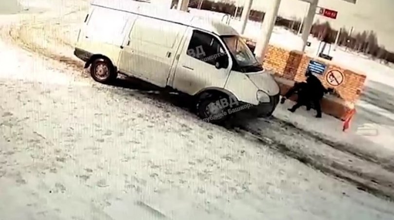 В Башкирии водитель подрался с работником на заправке и забрал у него пистолет В Башкирии водитель подрался с работником на заправке и забрал у него пистолет