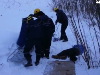 В Уфе 39-летняя женщина попала в больницу после катания со склона оврага