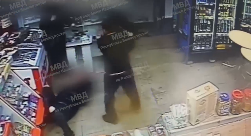 В Уфе две девушки устроили жестокую драку в магазине В Уфе две девушки устроили жестокую драку в магазине