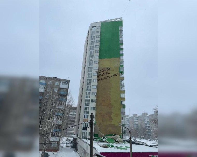 В Уфе из-за сильного ветра с многоэтажки слетел фасад В Уфе из-за сильного ветра с многоэтажки слетел фасад
