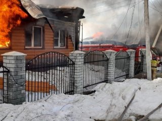 Два дома и придомовые постройки сгорели в городе в Башкирии
