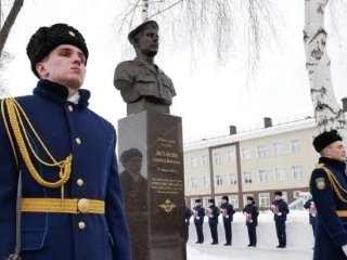 Глава Башкирии почтил память погибших в Чечне псковских десантников 