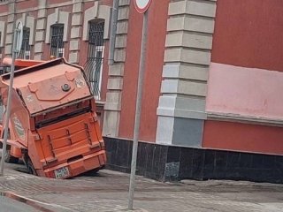 Тротуар на улице Ленина в Уфе провалился под механическим уборщиком
