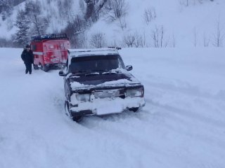 В Башкирии автомобиль с беременной женщиной застрял в снегу