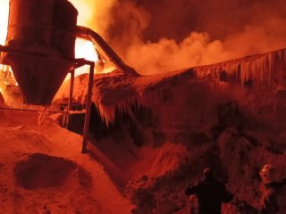 В Башкирии произошел крупный пожар на деревообрабатывающем производстве