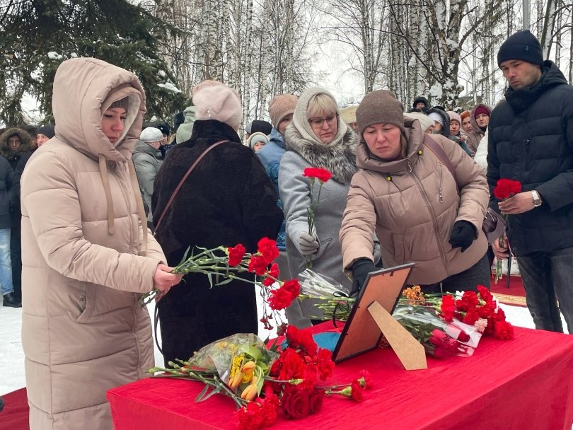 В Башкирии простились с учителем истории Айдаром Валинуровым, погибшим в ходе СВО В Башкирии простились с учителем истории Айдаром Валинуровым, погибшим в ходе СВО