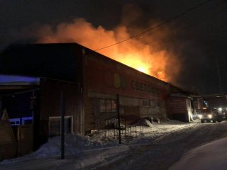 В Башкирии загорелась крыша магазина