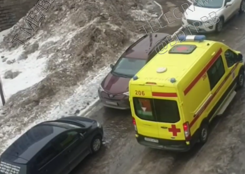 В Уфе машина реанимации застряла во дворе В Уфе машина реанимации застряла во дворе