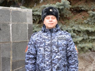 В Уфе росгвардеец спас из горящего дома неходячего мужчину
