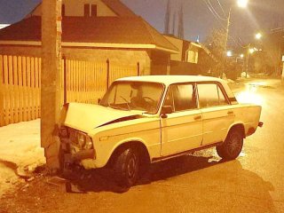 В Уфе водитель легковушки врезался в электроопору