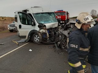 14 пассажиров автобуса осматривают врачи после смертельного ДТП с иномаркой на трассе в Башкирии