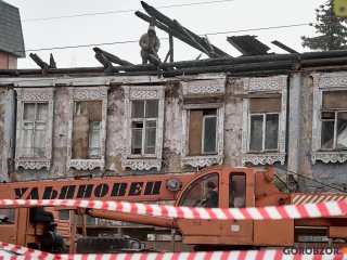 Возле горевшего Дома Бухартовских в Уфе заметили спецтехнику