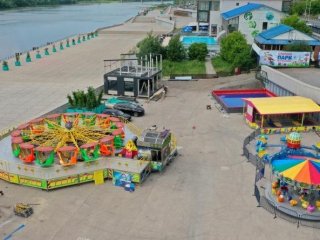 На набережной реки Белой в Уфе завершается монтаж парка аттракционов