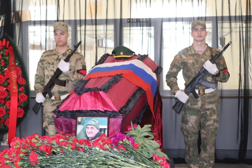 «Остались жена и дети» – в Уфе простились с добровольцем Альбертом Ахметовым «Остались жена и дети» – в Уфе простились с добровольцем Альбертом Ахметовым