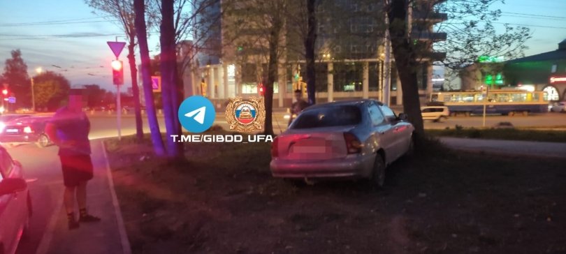 Пьяный водитель иномарки врезался в дерево в Уфе Пьяный водитель иномарки врезался в дерево в Уфе