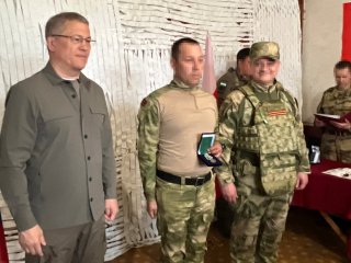 Радий Хабиров вручил первые медали Шаймуратова участникам СВО
