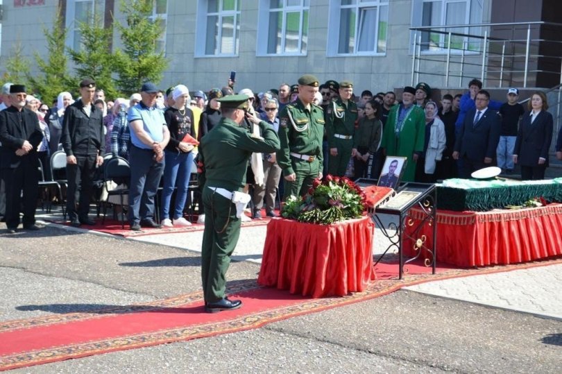 В Башкирии простились с Радмиром Хайруллиным, погибшим в ходе СВО В Башкирии простились с Радмиром Хайруллиным, погибшим в ходе СВО