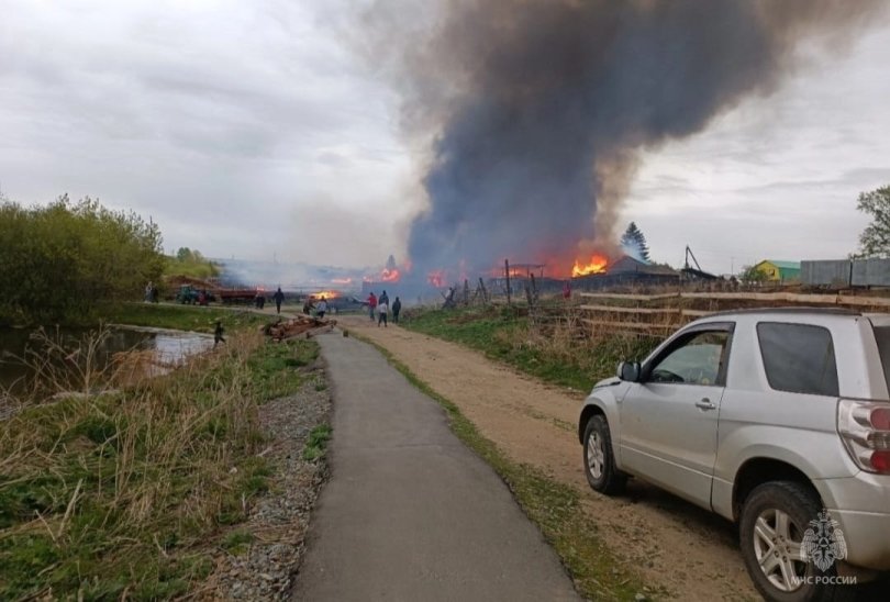 В Башкирии сильный пожар уничтожил три дома и 10 построек В Башкирии сильный пожар уничтожил три дома и 10 построек