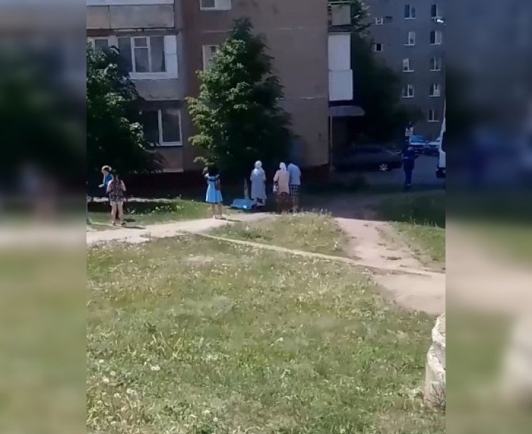 В Уфе под окнами девятиэтажки найдено тело В Уфе под окнами девятиэтажки найдено тело