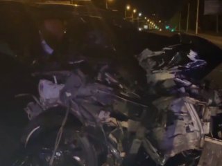 В Уфе водитель BMW врезался в электроопору, погиб пассажир