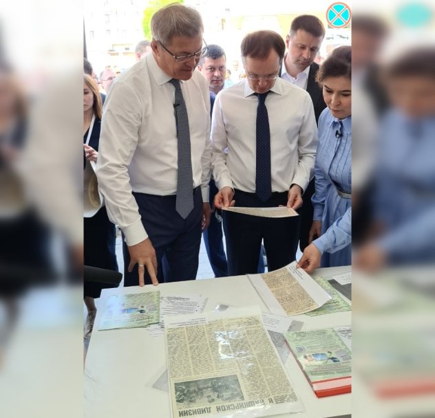 Владимиру Мединскому подарили копию архивной полосы газеты «Красная Башкирия» Владимиру Мединскому подарили копию архивной полосы газеты «Красная Башкирия»