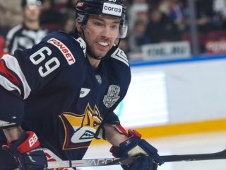 Бурмистров: «Была возможность уехать в НХЛ, но все взвесили и решили переехать в Москву, в «Спартак»