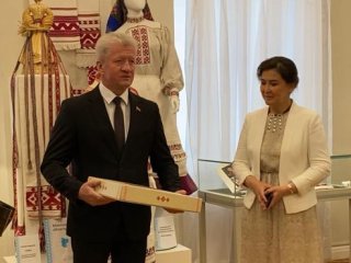 Министр культуры Беларуси подарил Амине Шафиковой особенный льняной набор