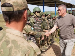 Радий Хабиров навестил бойцов мотострелкового полка «Башкортостан»