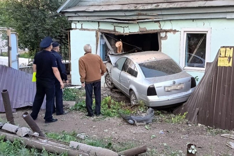 В Башкирии пьяный водитель иномарки врезался в жилой дом В Башкирии пьяный водитель иномарки врезался в жилой дом
