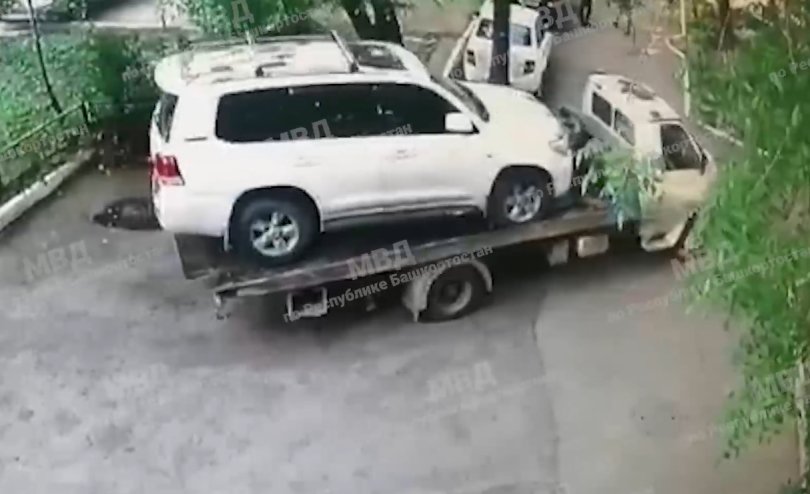 В Уфе молодые люди на эвакуаторе украли иномарку со двора дома В Уфе молодые люди на эвакуаторе украли иномарку со двора дома
