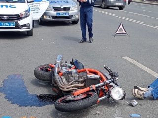 Женщина на иномарке столкнулась со встречным мотоциклом на проспекте Октября в Уфе