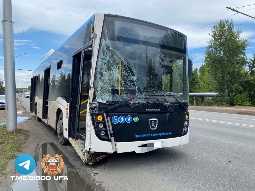Автобус маршрута №110С с 20 пассажирами в салоне врезался в столб в Уфе Автобус маршрута №110С с 20 пассажирами в салоне врезался в столб в Уфе