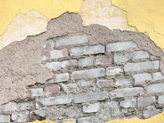 «Смотрится отвратительно» – жительница Уфы просит сделать новую облицовку дома из-за отваливающейся старой