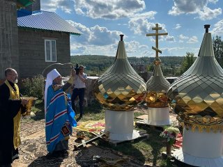 В деревне под Уфой на новую церковь установили купола и кресты