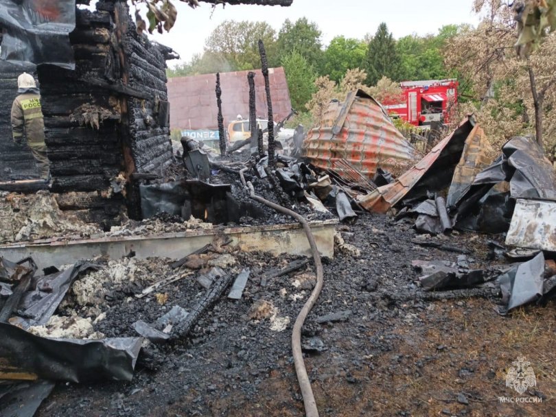 В ночном пожаре в Башкирии пострадали два человека В ночном пожаре в Башкирии пострадали два человека