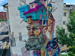 В Уфе на стене дома появилось необычное граффити
